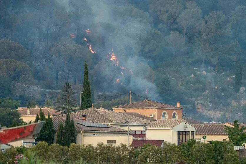Une femme décédée, une personne disparue, l'A9 fermée, des pompiers azuréens sur place... le point sur l'énorme incendie dans l'Aude