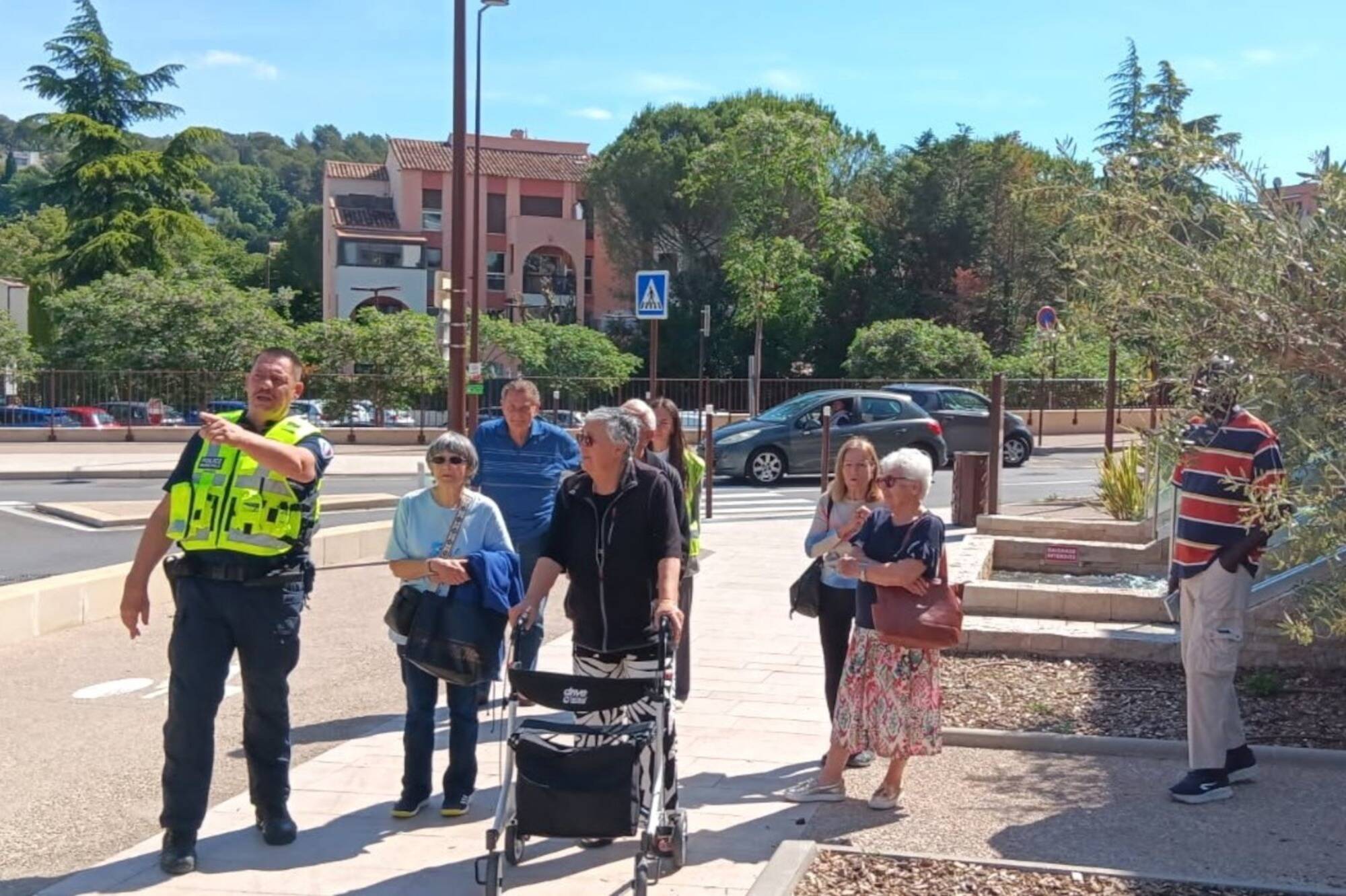 Nouvelles signalétiques et modes de transport: les piétons seniors en atelier avec la police municipale pour des déplacements plus sécurisés à Mougins