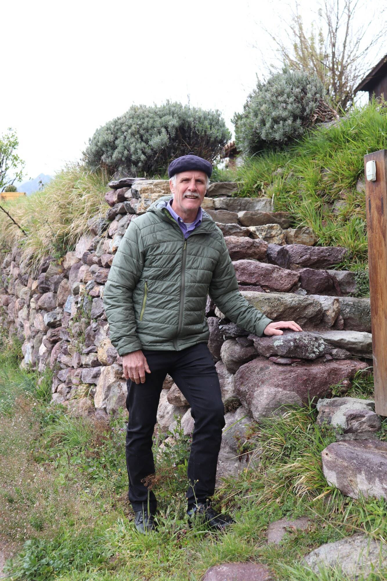 "Ce métier c'est un respect pour nos anciens": l'un des derniers muraillers des Alpes-Maritimes s'emploie à sauver les murs en pierre sèche de l'arrière-pays niçois