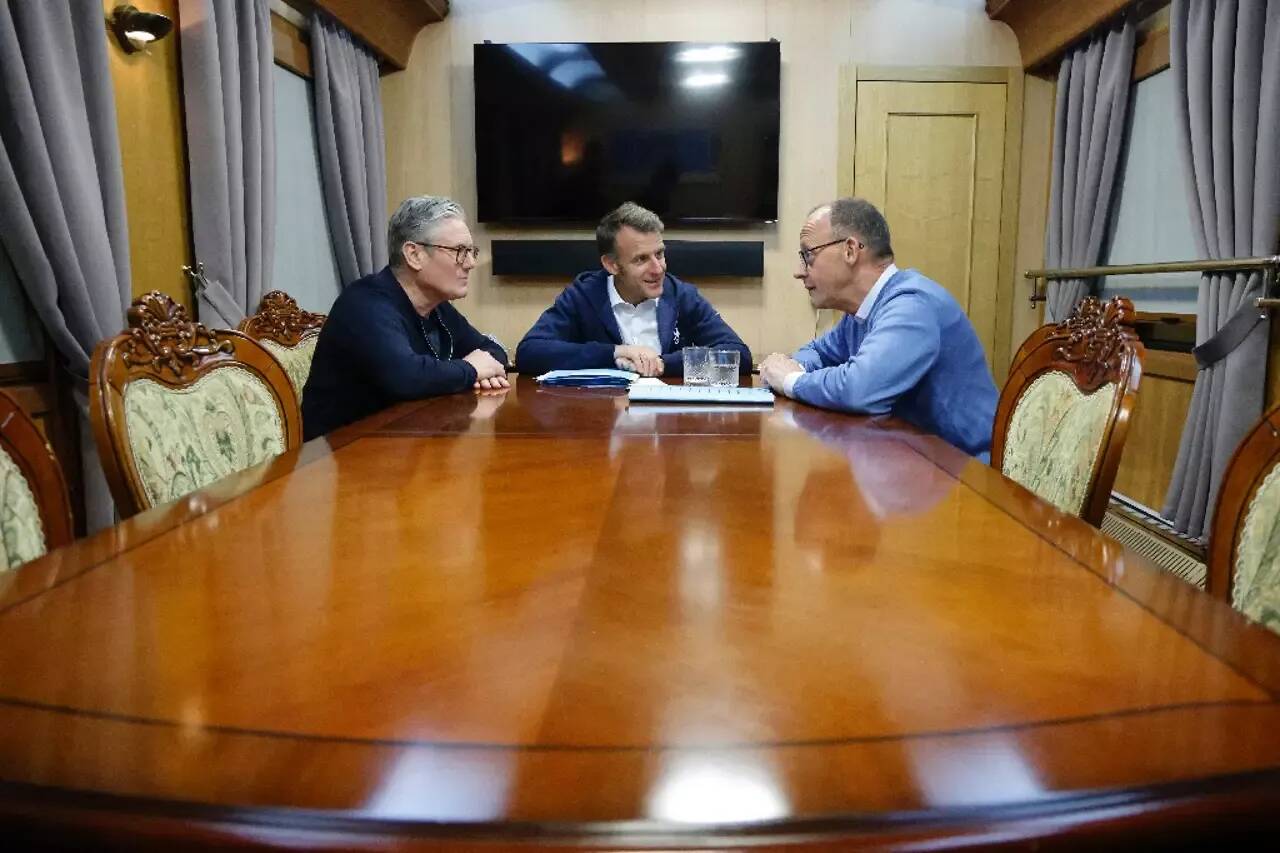 Emmanuel Macron appelle à des "discussions directes" entre Kiev et Moscou, Friedrich Merz évoque un "durcissement massif des sanctions": on fait le point sur la visite des dirigeants européens en Ukraine