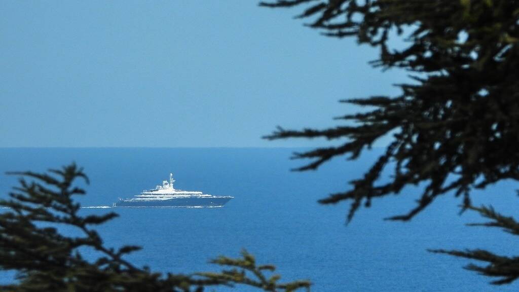 L'un des plus grands du monde, une valeur chiffrée à près de 300 millions de dollars: à qui appartient le super yacht Al Mirqab aperçu dans la baie des Anges?