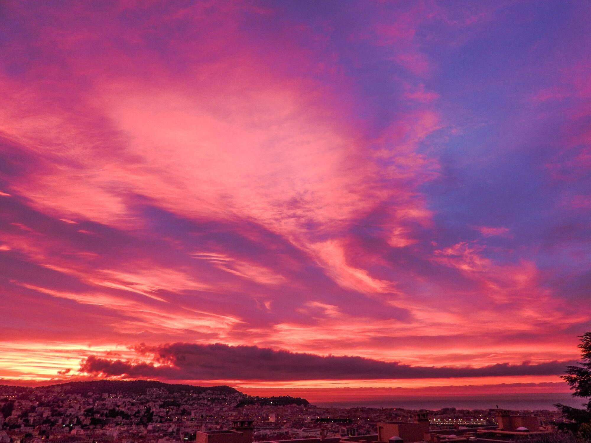 Vos plus belles photos du ciel couleur zinzolin sur la Côte d'Azur et dans le Var de ce mercredi matin