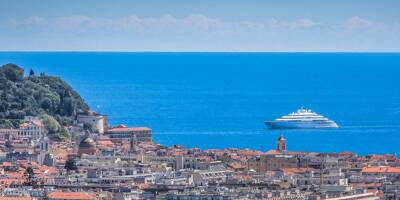 Le Golden Odyssey, un des plus grands yachts au monde et à l'histoire controversée, au mouillage à Nice
