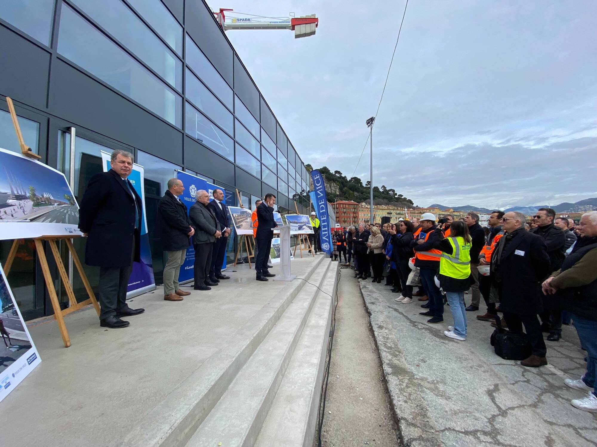 Le maire de Nice fait visiter le chantier du centre des congrès du port aux acteurs économiques et leur annonce une bonne nouvelle