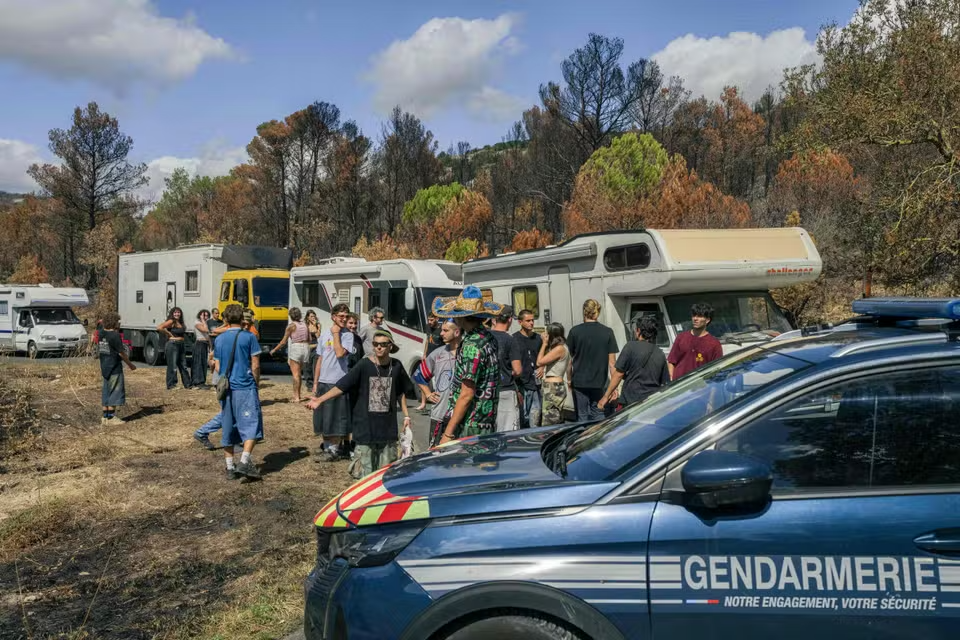 "Les habitants sont à bout de nerf, ça va mal finir": une rave party s'installe dans l'Aude sur la zone sinistrée par l'incendie