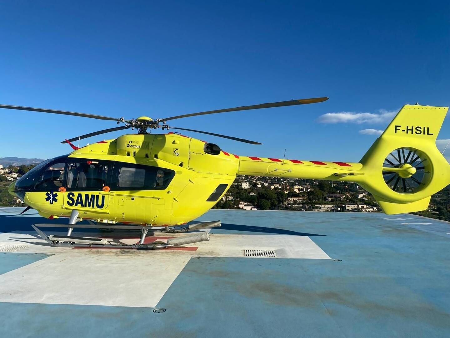 La skieuse a été transportée par l’hélicoptère du Samu.