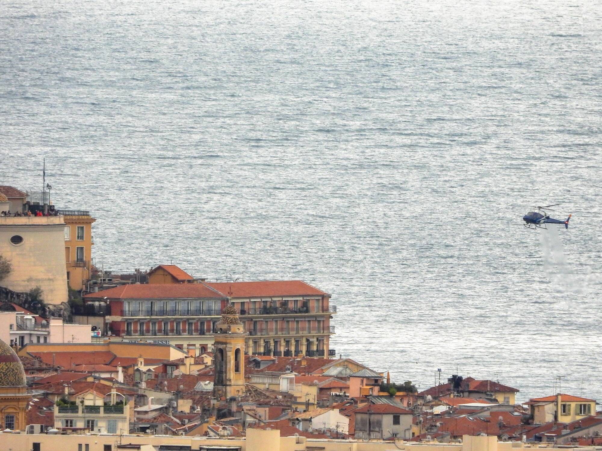 Pourquoi un hélicoptère a-t-il survolé à basse altitude le centre-ville de Nice ce mardi?