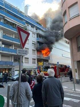 Les images de l'impressionnant incendie de ce mardi matin au centre-ville de Nice
