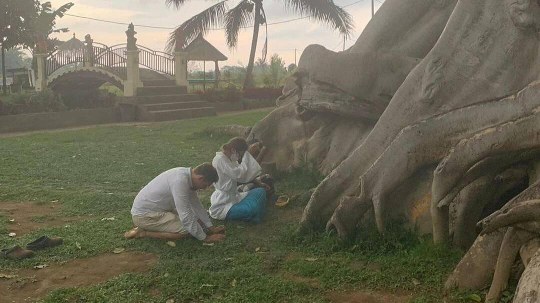 Une influenceuse russe et son conjoint expulsés de Bali pour une photo de nu sur un arbre sacré
