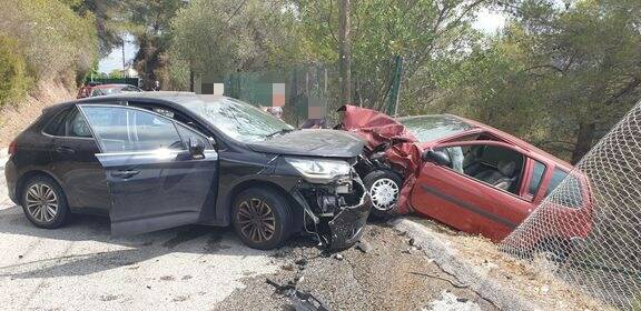 Sa voiture finit en équilibre au-dessus du vide après une violente collision, des témoins lui évitent une spectaculaire dégringolade
