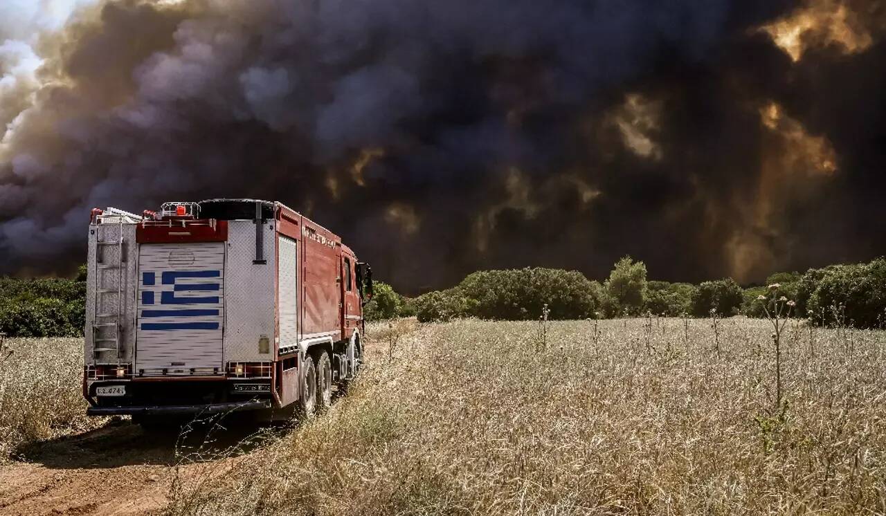 Incendies en Grèce: près de 2.500 personnes évacuées sur l'île touristique de Corfou dans la nuit de dimanche à lundi