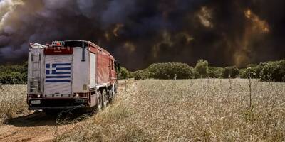 Incendies en Grèce: près de 2.500 personnes évacuées sur l'île touristique de Corfou dans la nuit de dimanche à lundi