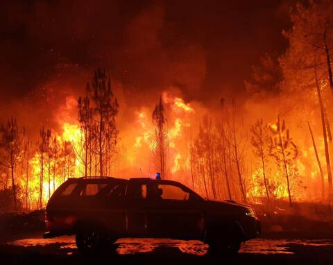 Incendie en Gironde : Plus de 10 terrains de foot brûlent chaque minute,  le point sur l'inquiétante reprise du feu 