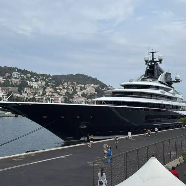 Quel est ce méga yacht aux proportions démesurées amarré au port de Nice depuis plusieurs jours?