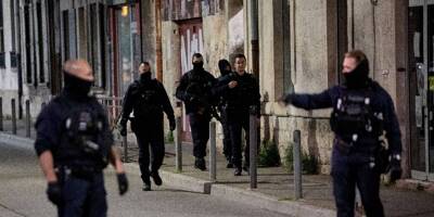 Policier tué à Avignon: Emmanuel Macron apporte son 