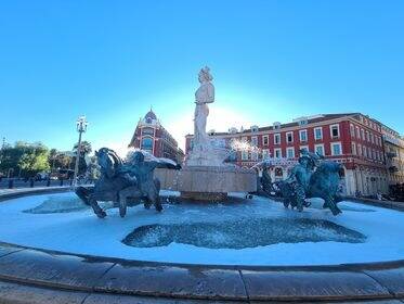 Les supporters allemands ont-ils fait mousser la fontaine du Soleil sur la place Masséna à Nice?