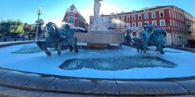 La fontaine de la place Masséna pleine de mousse ce vendredi matin à Nice, des bidons de lessive retrouvés à proximité