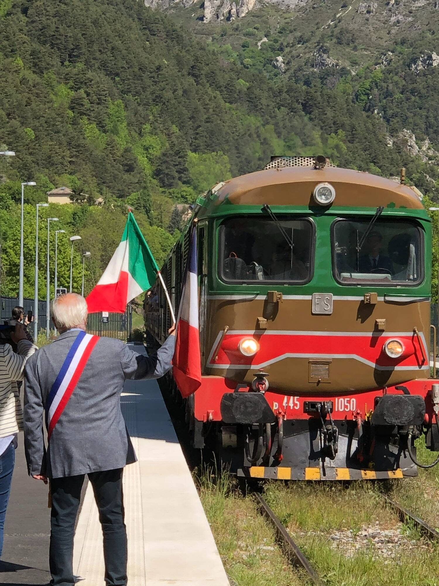 Le train historique italien qui ralliait Turin à Vintimille a émerveillé les habitants de la Roya