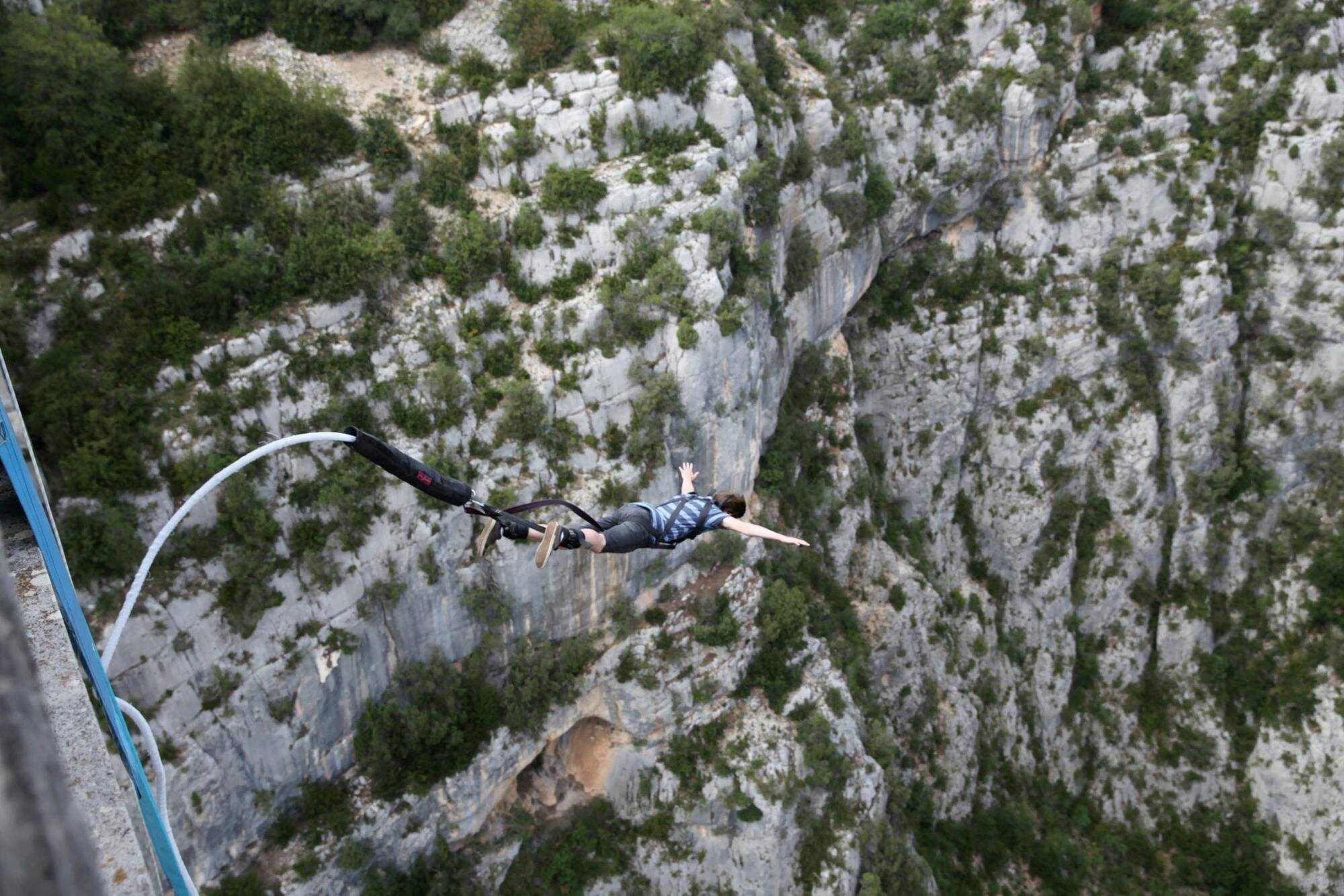 Il se jette dans le vide toutes les deux minutes pendant 24 heures: un Français bat le record du monde de sauts à l'élastique