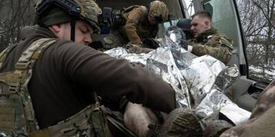 Guerre en Ukraine: à Bakhmout, la course contre la montre des médecins pour sauver les soldats blessés