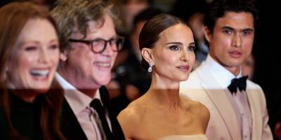 Natalie Portman, Julianne Moore et Charles Melton resplendissants sur le tapis rouge pour présenter leur film commun au 76e Festival de Cannes