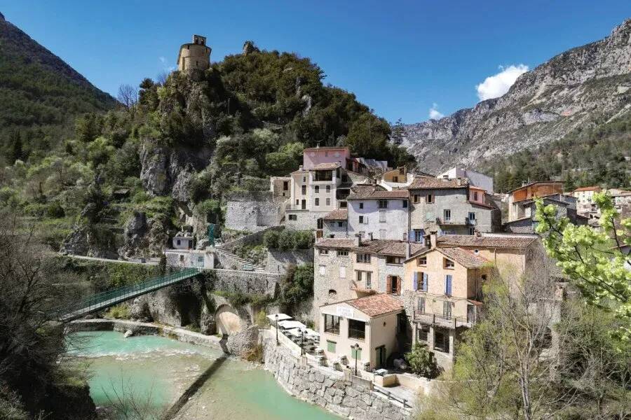 Egalité parfaite lors des deux tours, bond record pour Macron... Pourquoi cette commune des Alpes-Maritimes a cumulé les résultats insolites à l'élection présidentielle