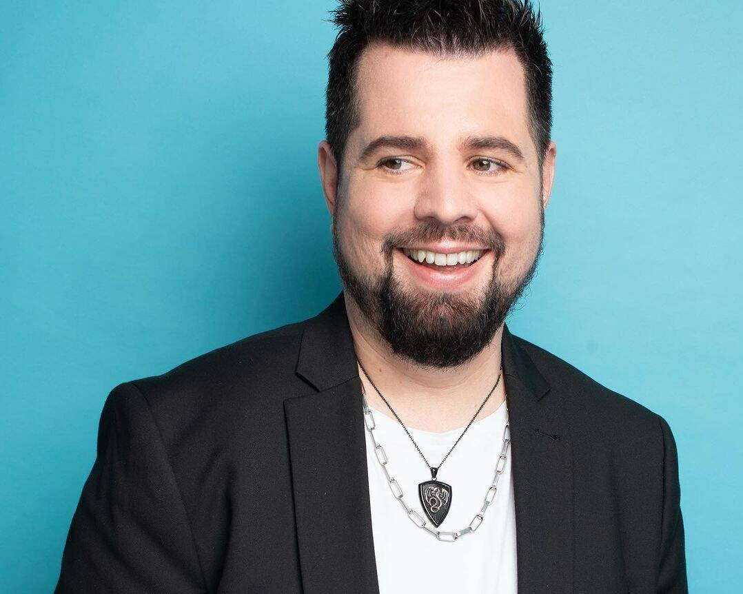 "Un gars normal vit un truc qu'il n'aurait jamais cru vivre": le gagnant de "The Voice" Aurélien Vivos se confie avant son concert à Flayosc