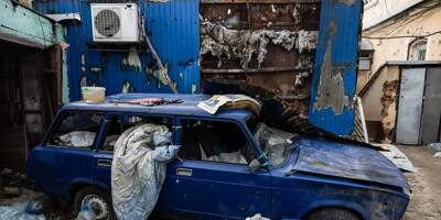 En Ukraine, un garage transforme des voitures cabossées en outils de guerre