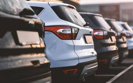 "Soit vous payez des pénalités, soit vous coupez dans les ventes de voitures thermiques": les géants de l'automobile face au mur des sanctions sur les émissions de CO2