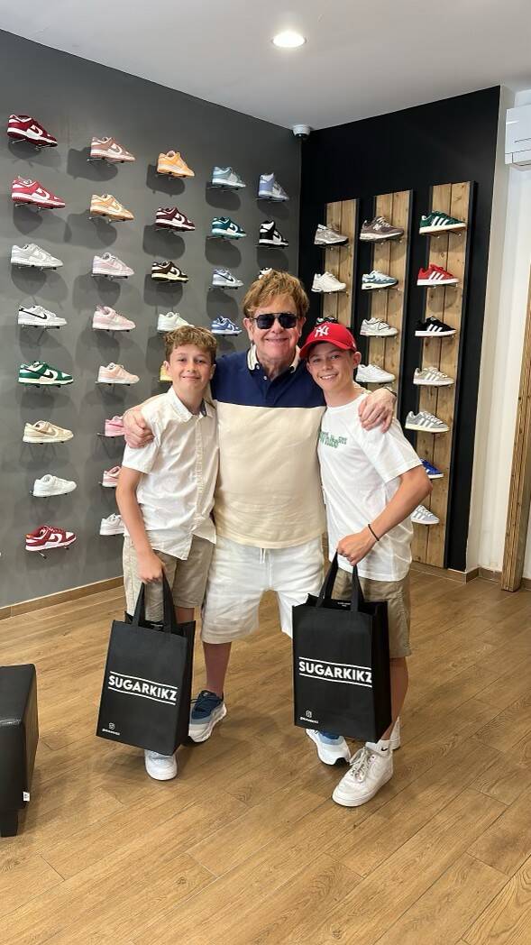 "J'étais à deux doigts de le virer, puis on a sympathisé": Elton John en séance shopping ce lundi dans une boutique de Nice... dans laquelle il s'est d'abord soulagé dans une bouteille en plastique
