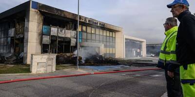 Colère des agriculteurs: les images du bâtiment de la Mutualité sociale agricole incendié à Narbonne