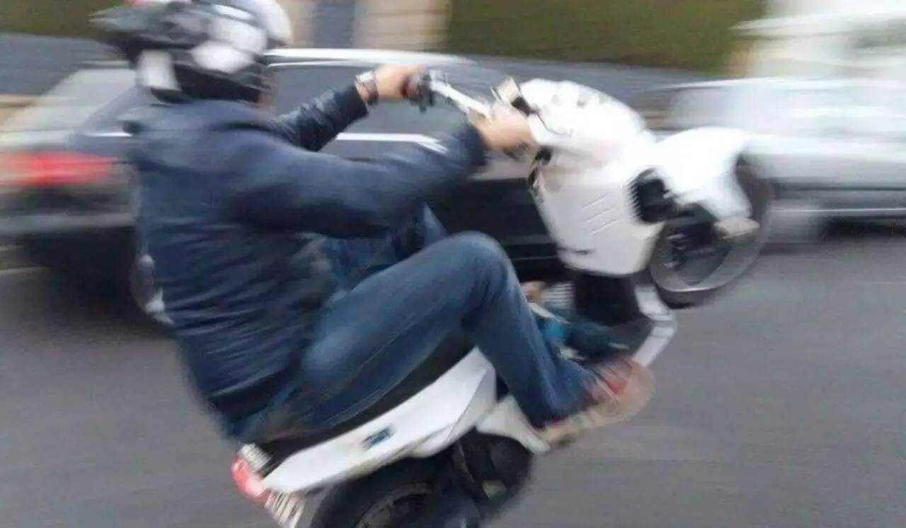 En semi-liberté, le jeune homme roule sans permis et s'adonne à des rodéos urbains devant son lycée