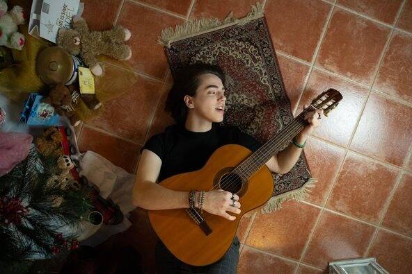 "Il y a plus d'authenticité dans ce que je veux montrer": avec "Aime-moi", le chanteur dracénois MaxEnce dévoile son univers