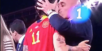Coupe du monde féminine: polémique en Espagne après le baiser forcé du président de la Fédération à une joueuse