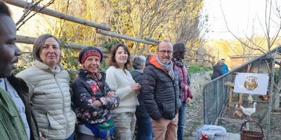 Huit citoyens et la Maison d'éducation à l'alimentation durable créent le premier poulailler collectif de Mouans-Sartoux