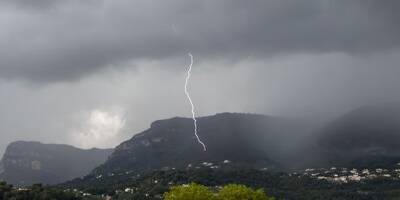 Gros orage dans les Alpes-Maritimes: des centaines d'éclairs déjà recensés dans le département