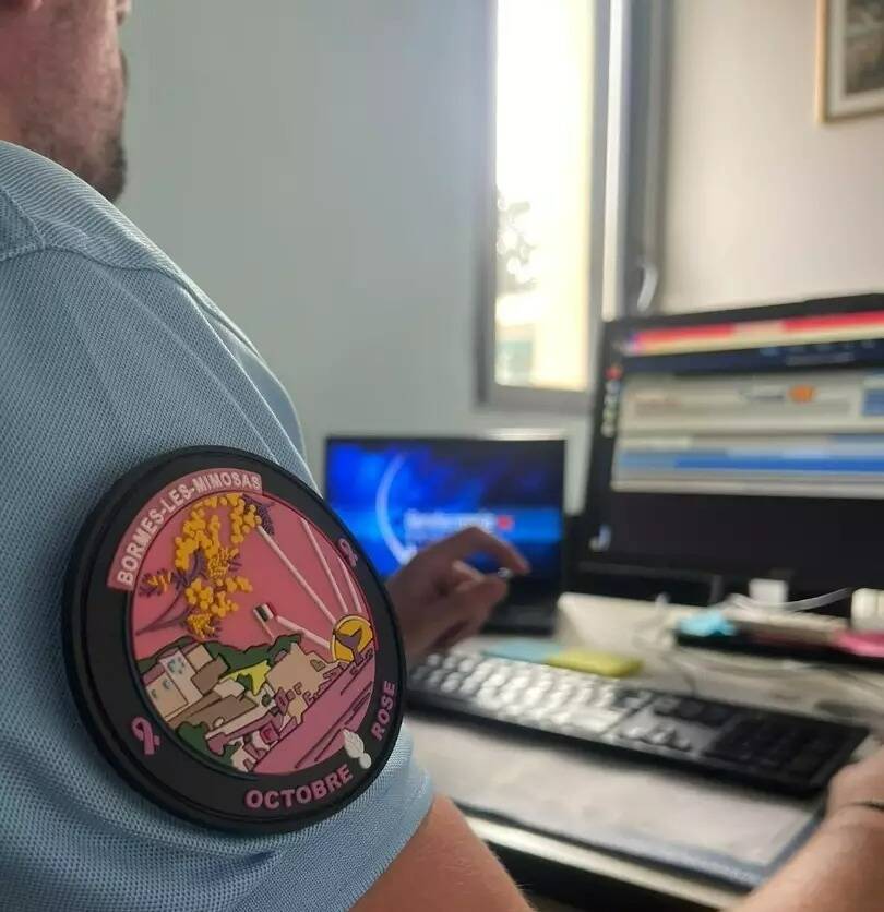 La gendarmerie du Var mobilisée pour Octobre rose, un écusson spécial vendu pour la lutte contre le cancer du sein