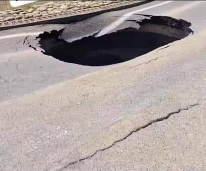 Un impressionnant effondrement de la chaussée à Roquebrune-sur-Argens