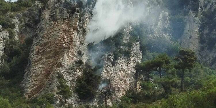 Départ de feu à Castagniers, des hélicoptères bombardiers d'eau en action