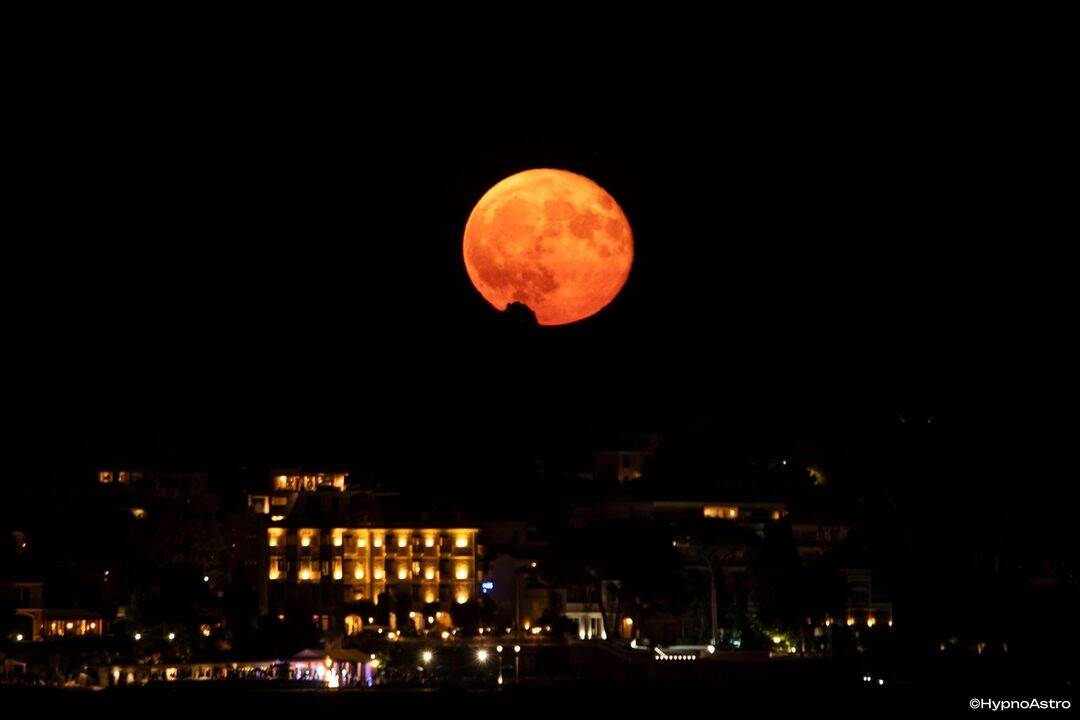 Stunning photos of the 'super blue moon' captured from the Cote d'Azur