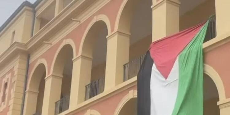 Le drapeau palestinien à nouveau déroulé sur la façade du campus Sciences Po à Menton, ce mardi