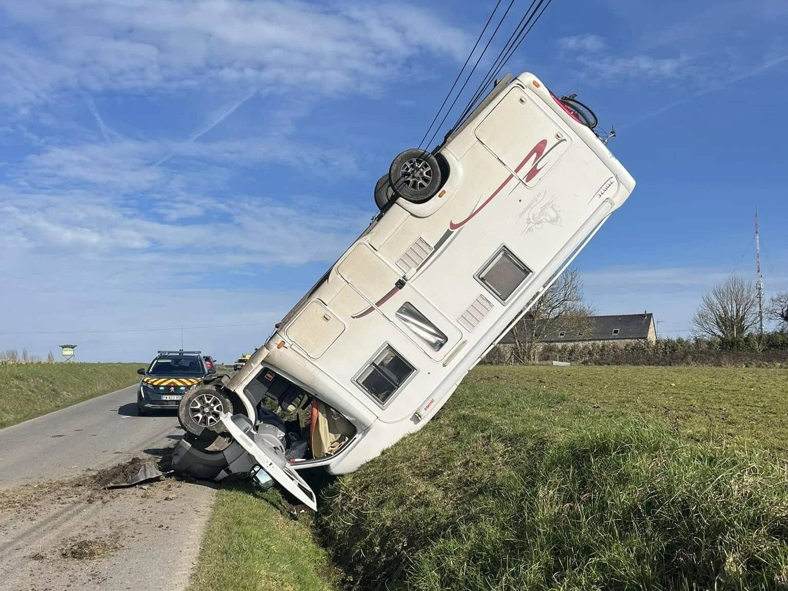 "Un accident qui restera dans les annales": un camping-car termine dans le fossé, en équilibre sur le capot
