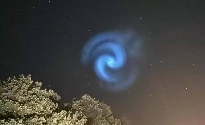 Mais quelle est cette incroyable spirale bleue visible dans le ciel varois ce lundi soir?