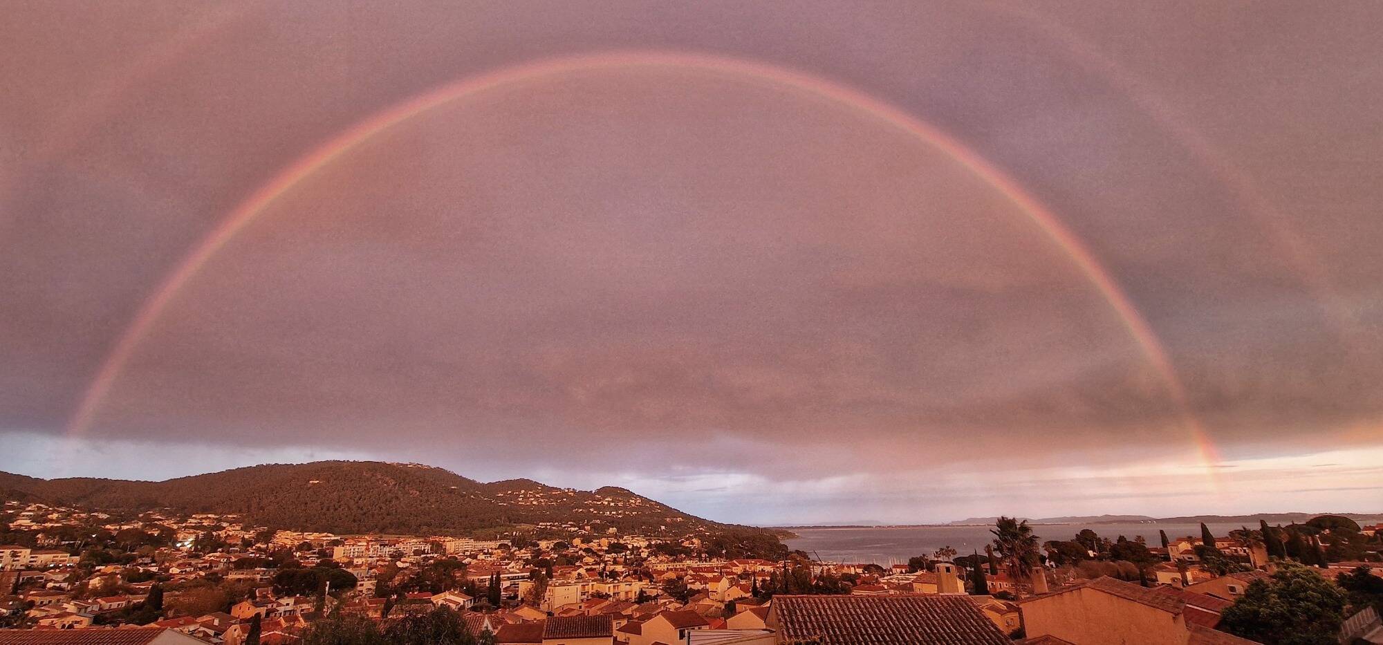 Un spectaculaire double arc-en-ciel irradie le ciel de la métropole toulonnaise ce mardi