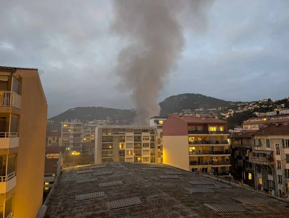 Un énorme panache de fumée visible au-dessus de Nice: vos images de l'incendie dans une carrosserie
