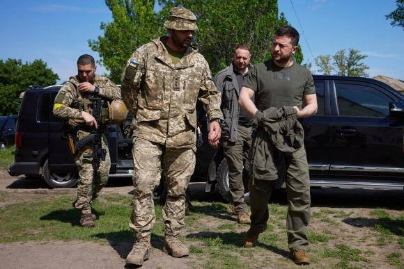 Guerre en Ukraine en direct: Volodymyr Zelensky en visite sur le front dans le Donbass, un général russe tué dans les combats
