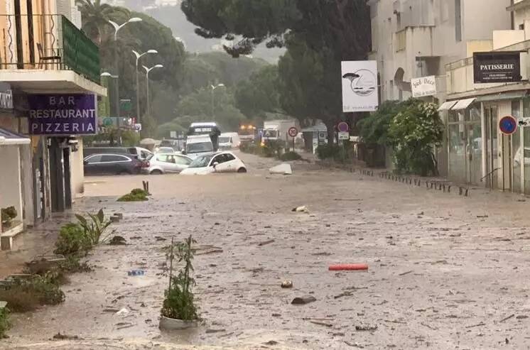 Au moins un mort et un blessé grave au Lavandou, une personne portée disparue, des centaines de pompiers mobilisés... suivez l'évolution des alertes météo dans les Alpes-Maritimes et le Var en temps réel