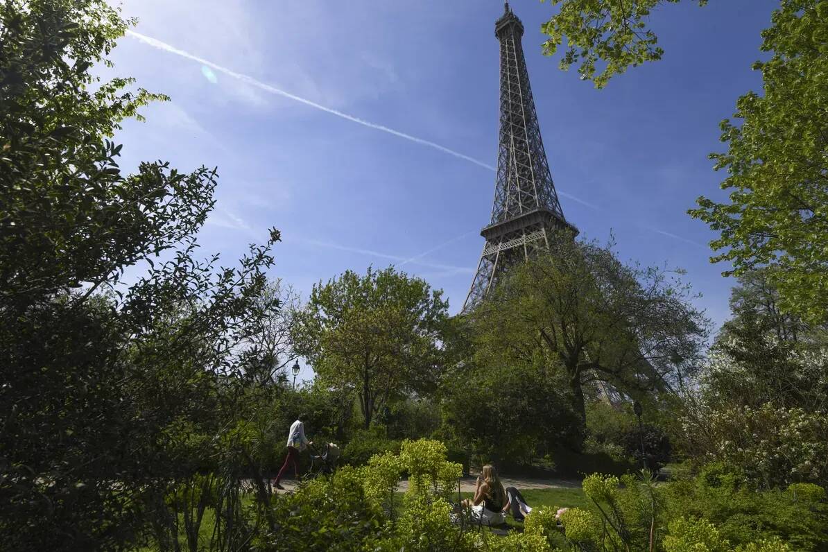 Deux touristes américains passent une nuit à la belle étoile au sommet de la Tour Eiffel
