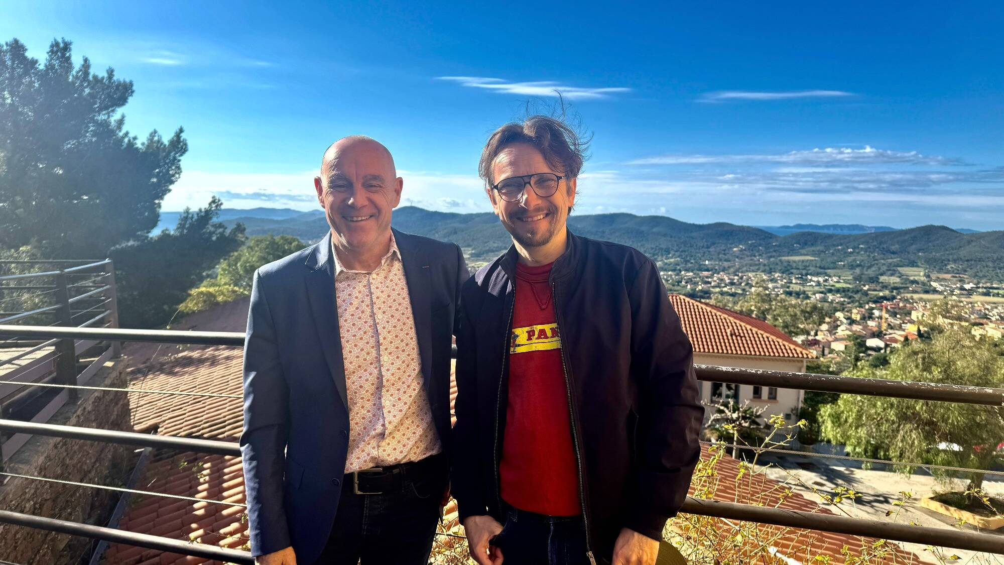 Pour son émission "À toute berzingue" sur YouTube, Lorànt Deutsch a posé ses caméras à Bormes-les-Mimosas