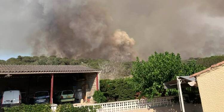D'importants incendies se déclarent dans l'Aude: l'autoroute A61 coupée, un camping et une abbaye évacués